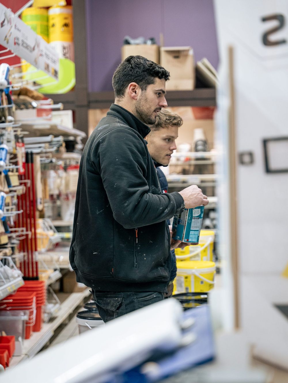 L'équipe Hasenfratz choisissant du matériel en magasin