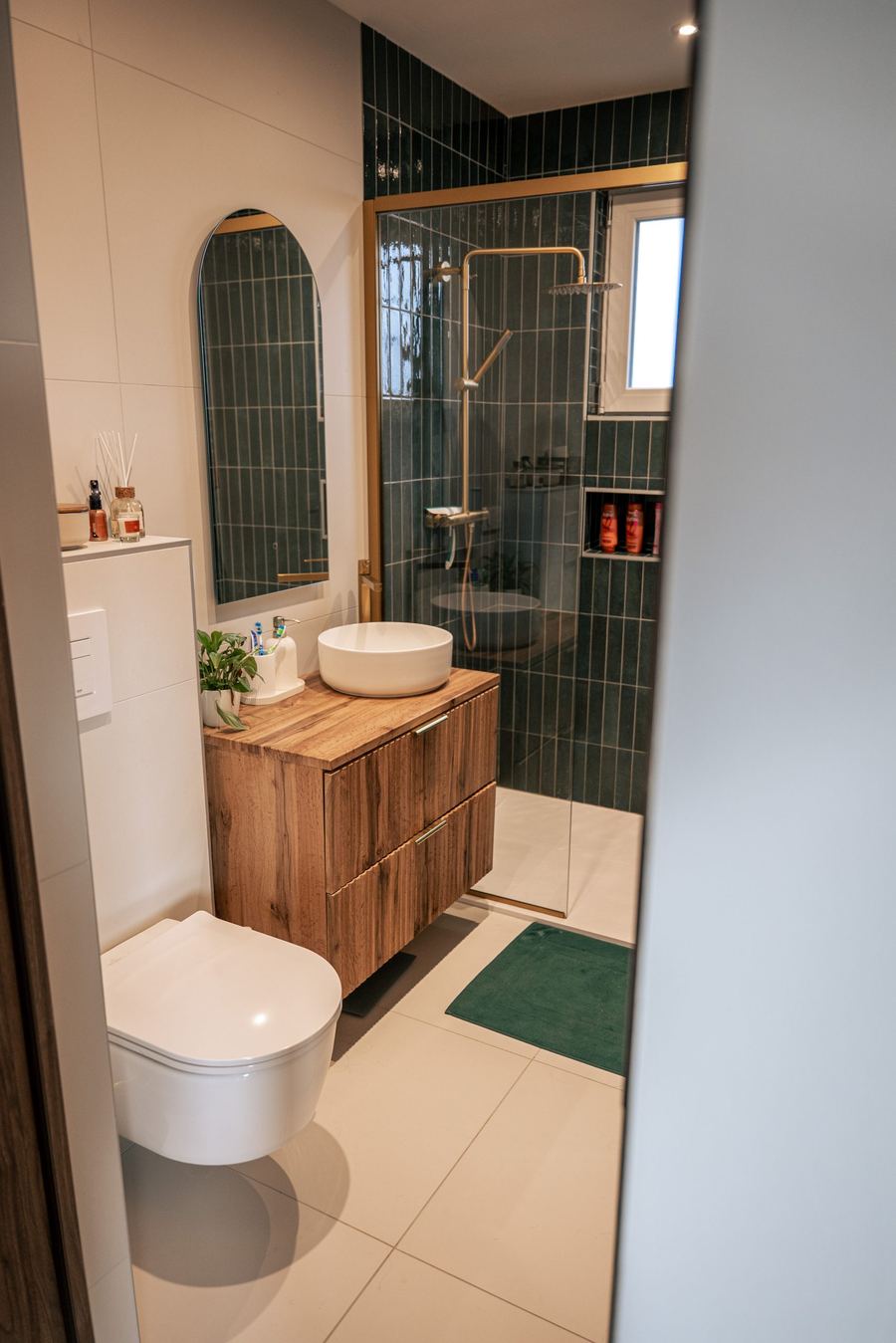 Salle de bain complète, carrelage vert et bois — réalisation Hasenfratz